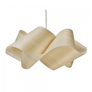 Lámpara suspensión Swirl de Luzifer. Posee forma de remolino, lograda retorciendo una pantalla de madera.
