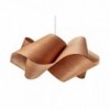 Lámpara suspensión Swirl de Luzifer. Posee forma de remolino, lograda retorciendo una pantalla de madera.
