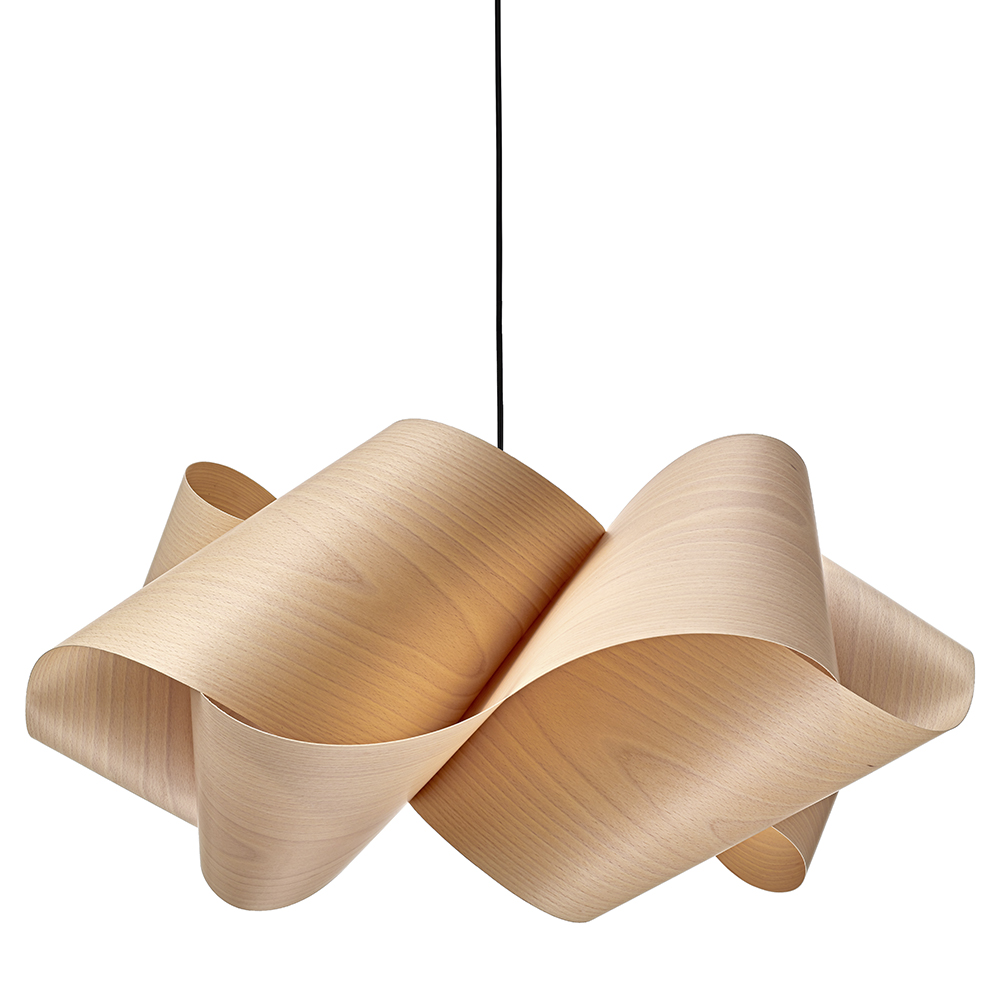 Lámpara suspensión Swirl de Luzifer. Posee forma de remolino, lograda retorciendo una pantalla de madera.