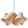 Lámpara suspensión Swirl de Luzifer. Posee forma de remolino, lograda retorciendo una pantalla de madera.