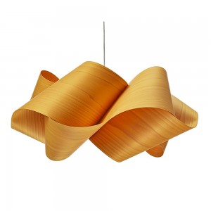 Lámpara suspensión Swirl de Luzifer. Posee forma de remolino, lograda retorciendo una pantalla de madera.