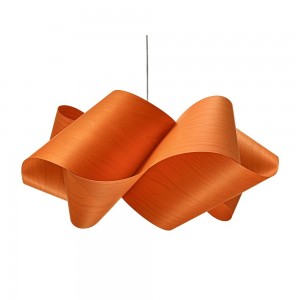 Lámpara suspensión Swirl de Luzifer. Posee forma de remolino, lograda retorciendo una pantalla de madera.