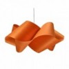 Lámpara suspensión Swirl de Luzifer. Posee forma de remolino, lograda retorciendo una pantalla de madera.
