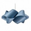 Lámpara suspensión Swirl de Luzifer. Posee forma de remolino, lograda retorciendo una pantalla de madera.