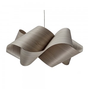 Lámpara suspensión Swirl de Luzifer. Posee forma de remolino, lograda retorciendo una pantalla de madera.