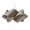 Lámpara suspensión Swirl de Luzifer. Posee forma de remolino, lograda retorciendo una pantalla de madera.