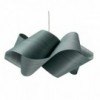 Lámpara suspensión Swirl de Luzifer. Posee forma de remolino, lograda retorciendo una pantalla de madera.