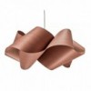 Lámpara suspensión Swirl de Luzifer. Posee forma de remolino, lograda retorciendo una pantalla de madera.