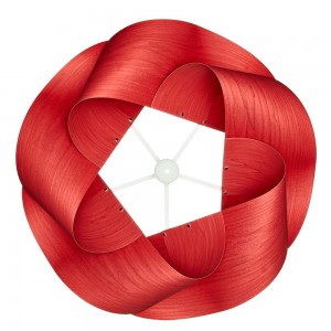 Lámpara suspensión Swirl de Luzifer. Posee forma de remolino, lograda retorciendo una pantalla de madera.