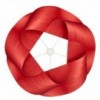 Lámpara suspensión Swirl de Luzifer. Posee forma de remolino, lograda retorciendo una pantalla de madera.