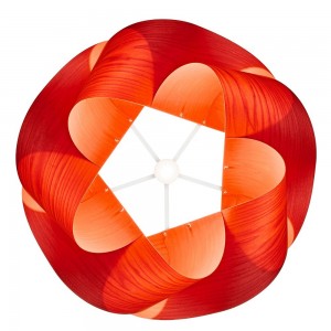 Lámpara suspensión Swirl de Luzifer. Posee forma de remolino, lograda retorciendo una pantalla de madera.