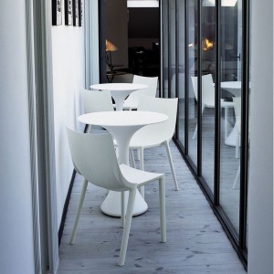 Mesa Kissi Kissi de Driade. Mueble de complemento ideal para exterior.