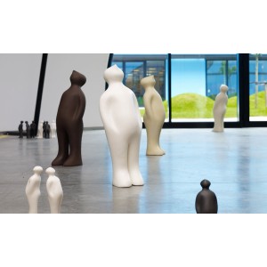 Escultura cerámica The Visitor small de Gardeco. Escultura decorar salón