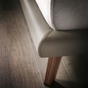 Cama Adam de Cattelan Italia con cabecero y somier. Camas de diseño moderno.