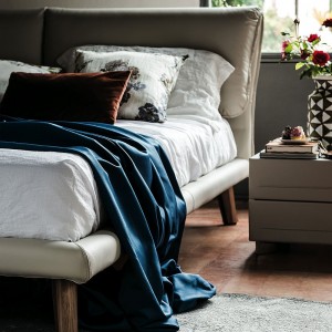 Cama Adam de Cattelan Italia con cabecero y somier. Camas de diseño moderno.