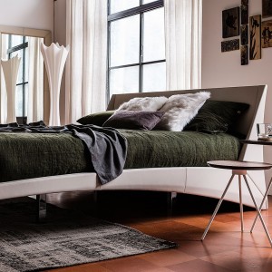Cama Dylan de Cattelan Italia con patas de acero cromado. Camas de dos plazas.