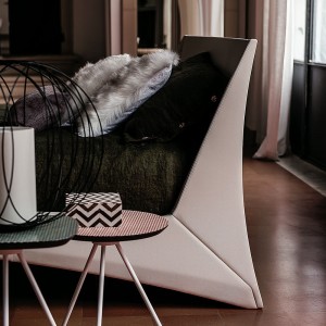 Cama Dylan de Cattelan Italia con patas de acero cromado. Camas de dos plazas.