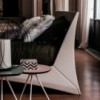 Cama Dylan de Cattelan Italia con patas de acero cromado. Camas de dos plazas.