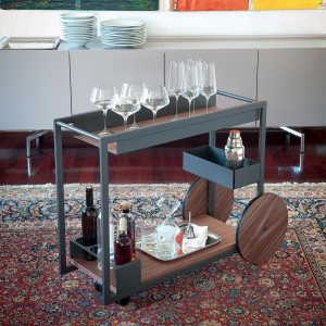 Carrito Brandy de Cattelan Italia. Carrito en acero con estantes de madera.