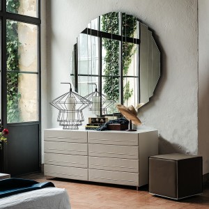 Cómoda Dyno de Cattelan Italia. Cómoda con frontal de cajones tapizados.