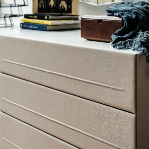 Cómoda Dyno de Cattelan Italia. Cómoda con frontal de cajones tapizados.