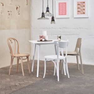 Mesa Ironica cuadrada de Ton. Mesas cuadradas de diseño. Mesas de madera.