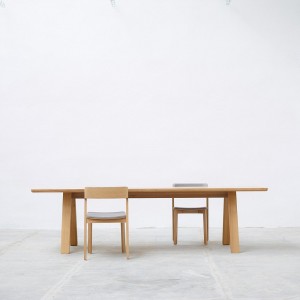 Mesa Stelvio de Ton. Mesas de diseño moderno. Mesas de comedor en madera.