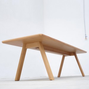 Mesa Stelvio de Ton. Mesas de diseño moderno. Mesas de comedor en madera.
