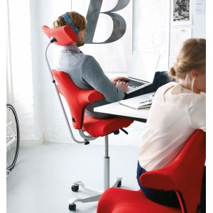 Silla HAG Capisco 8107 con cabezal de Hag. Sillas de oficina modernas.
