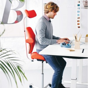 Silla HAG Capisco 8107 con cabezal de Hag. Sillas de oficina modernas.