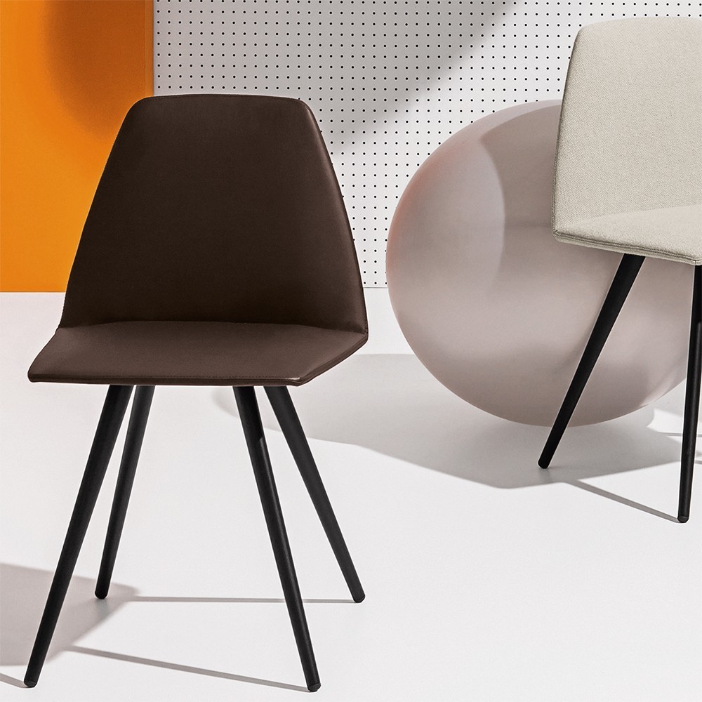 Silla cone shaped tapizada de Discipline. Sillas de diseño.