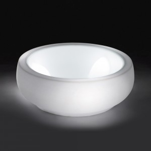 Mesa auxiliar Chubby Side de Slide. Butaca plástico de exterior