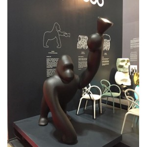 Lámpara pie Kong de Qeeboo. Muebles de exterior.
