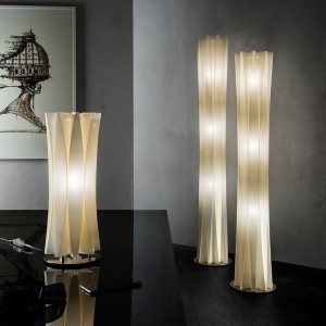 Lámpara Bach floor de Slamp. Diseño tubular para cualquier ambiente.