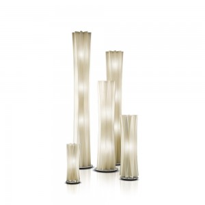 Lámpara Bach floor de Slamp. Diseño tubular para cualquier ambiente.