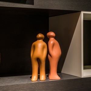 Escultura cerámica The Visitor small de Gardeco. Escultura decorar salón