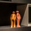 Escultura cerámica The Visitor small de Gardeco. Escultura decorar salón