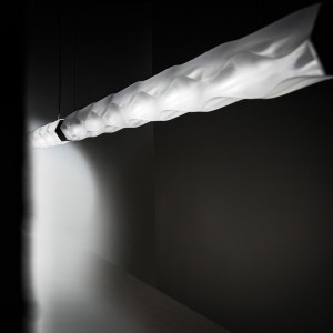 Lámpara suspensión Hugo Horizontal de Slamp. Diseño ideal ideal para oficinas.