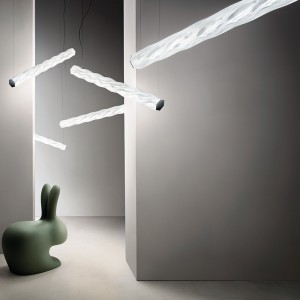 Lámpara suspensión Hugo Horizontal de Slamp. Diseño ideal ideal para oficinas.