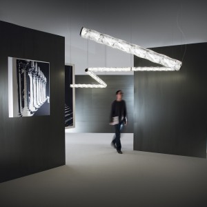 Lámpara suspensión Hugo Horizontal de Slamp. Diseño ideal ideal para oficinas.
