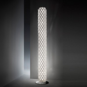 Lámpara de suelo Charlotte de Slamp. Diseño de Iluminación moderna.