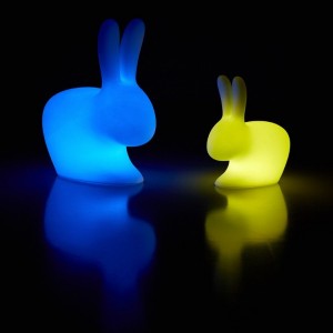 Lámpara Rabbit small de Qeeboo. Muebles y complementos de exterior.