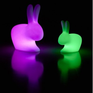 Lámpara Rabbit small de Qeeboo. Muebles y complementos de exterior.