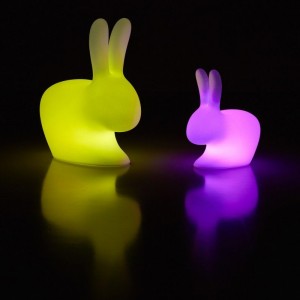 Lámpara Rabbit small de Qeeboo. Muebles y complementos de exterior.