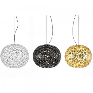 Lámpara colgante Planet de Kartell en tres colores disponibles.