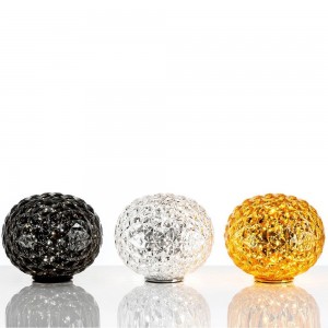 Lámpara sobremesa Planet baja de Kartell. En variedad de colores.