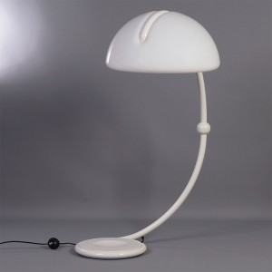 Lámpara pie Serpente perfecta para espacios interiores modernos de Martinelli Luce.