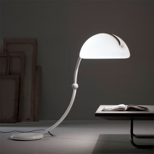 Lámpara pie Serpente perfecta para espacios interiores modernos de Martinelli Luce.