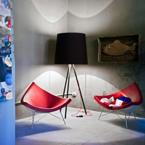Lámpara pie Eva XG diseñada para espacios interiores elegantes de Martinelli Luce.