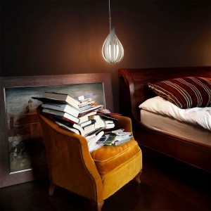 Lámpara suspensión Raindrop de Luzifer. Hermosa lámpara en forma de gota de lluvia, realizada con tiras de chapa de madera.